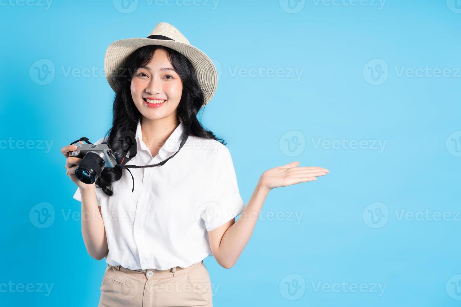 retrato do lindo ásia menina viajando, isolado em branco fundo foto