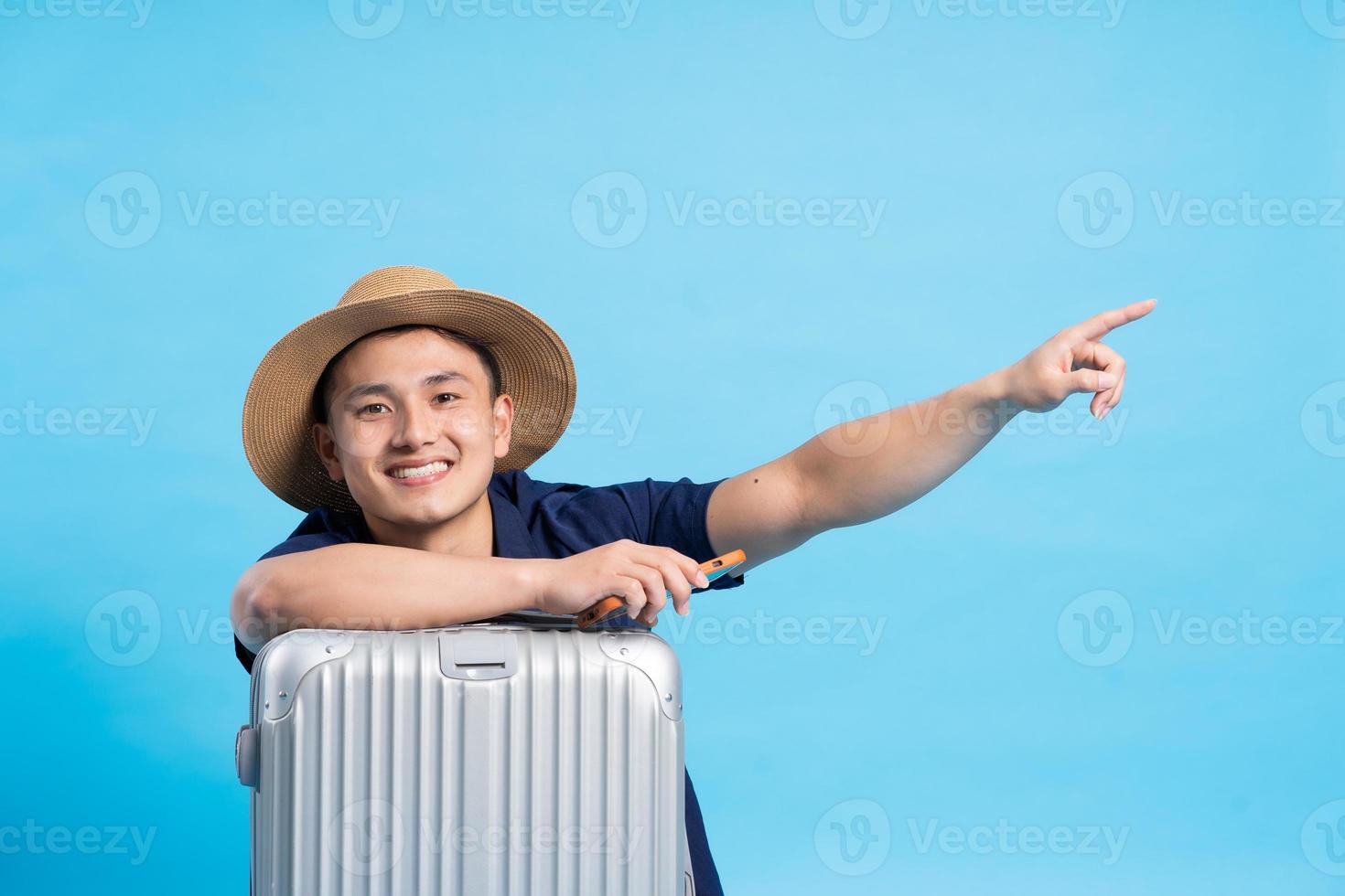 viagem ásia homem retrato, isolado em azul fundo foto