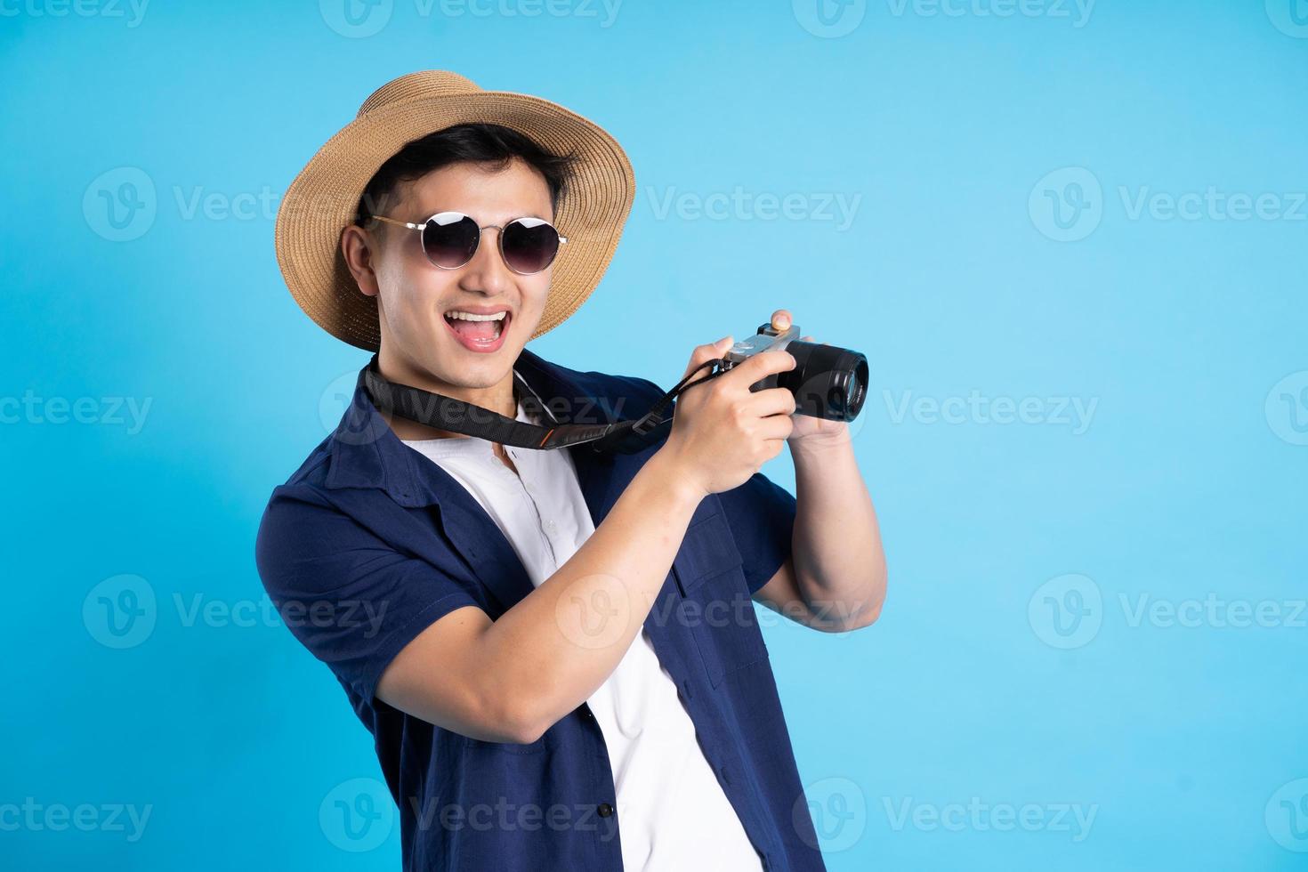 viagem ásia homem retrato, isolado em azul fundo foto