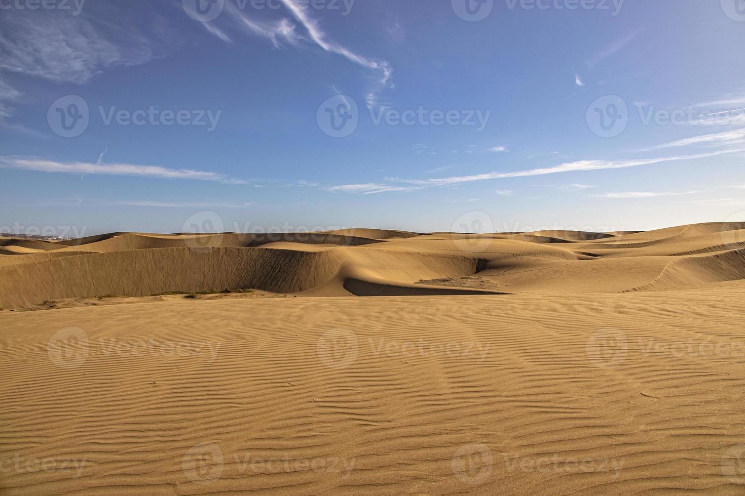 verão deserto panorama em uma caloroso ensolarado dia a partir de maspalomas dunas em a espanhol ilha do vovó canaria foto