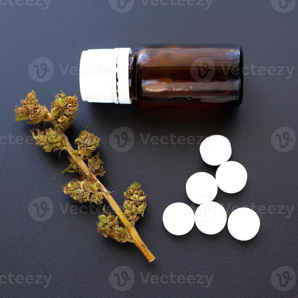 maconha medicinal, botões secos e pílulas foto