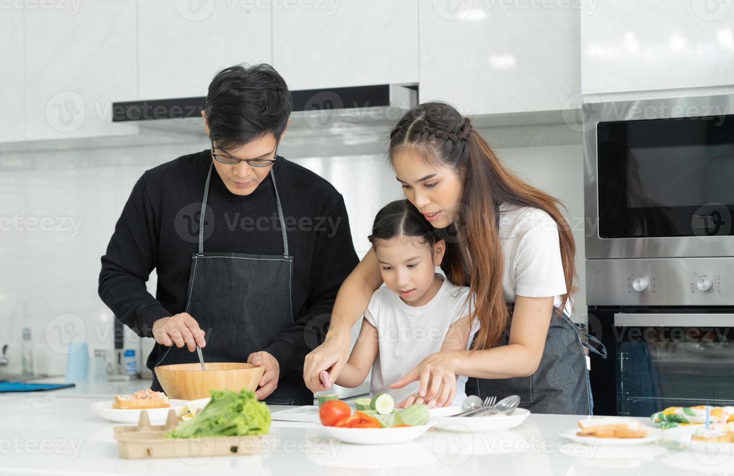 Novo casa para família. Atividades juntos durante a feriados. pais e crianças estão tendo atividade em vago tempo. fim de semana, prazer, feliz família, união, sentir bom. cozinha foto