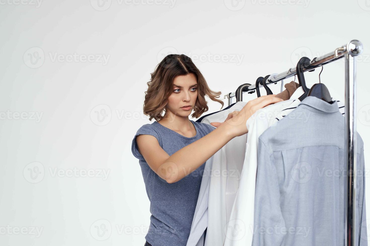 lindo mulher roupas apropriado moderno estilo luz fundo foto