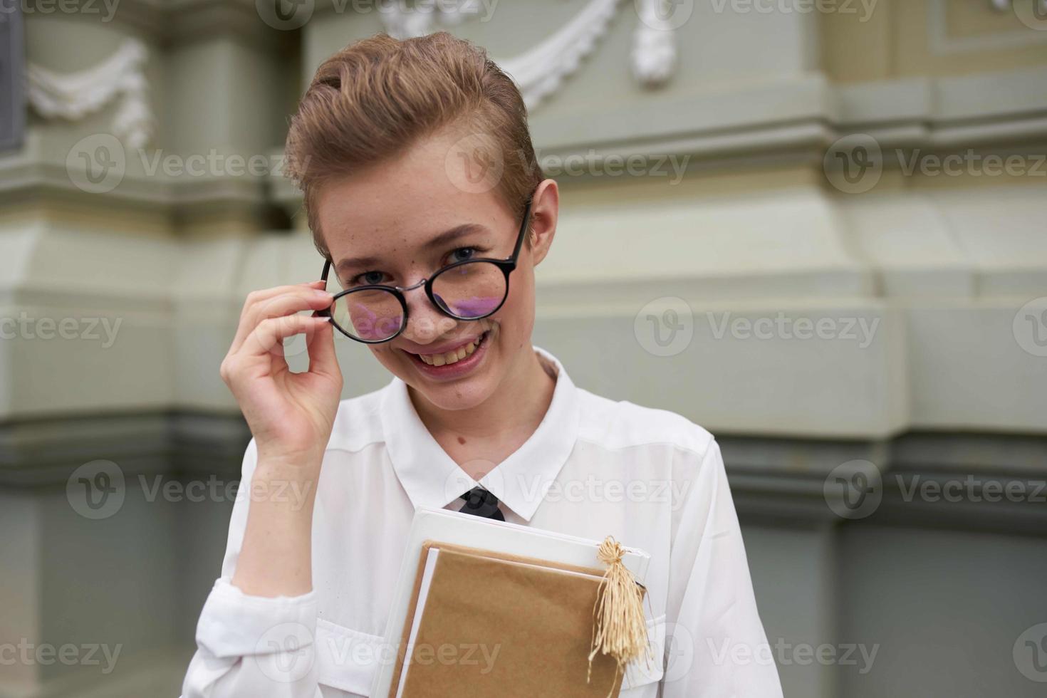 bonita mulher em a rua perto a construção descansar Educação foto