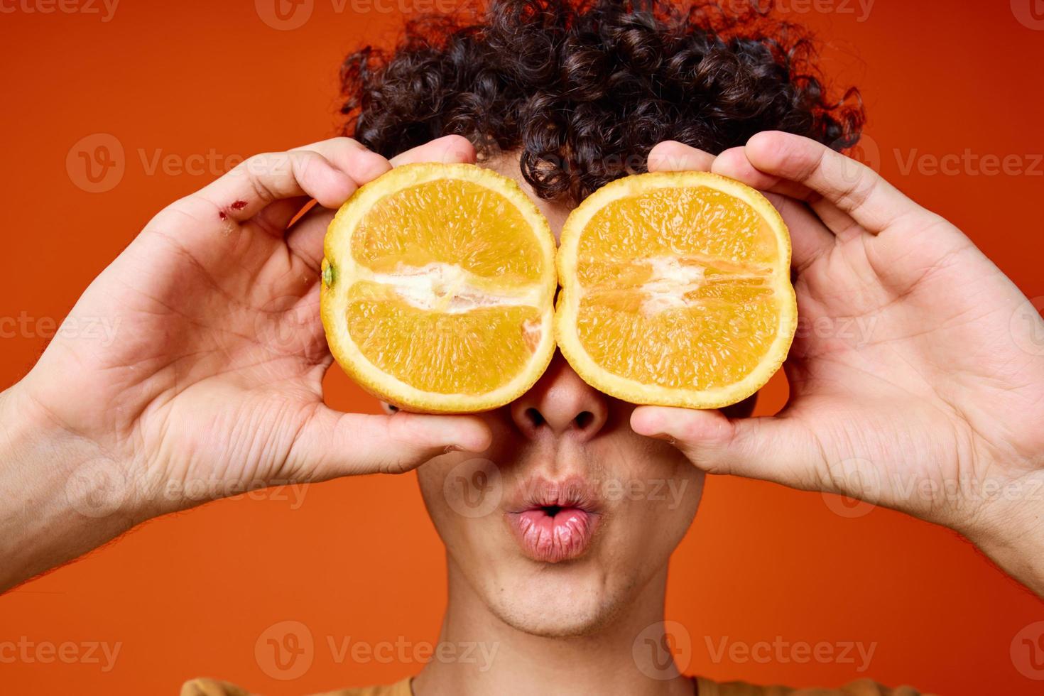 alegre cara com encaracolado laranja cabelo perto a olhos fechar-se estúdio foto