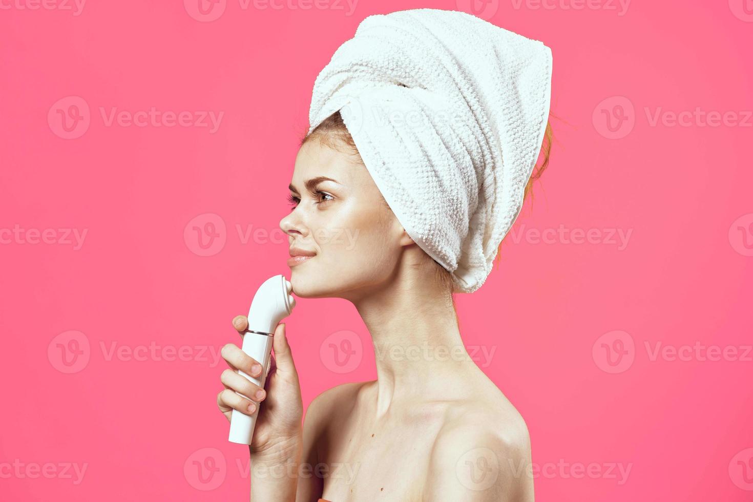mulher com toalha em cabeça nu ombros massageador saúde dermatologia foto