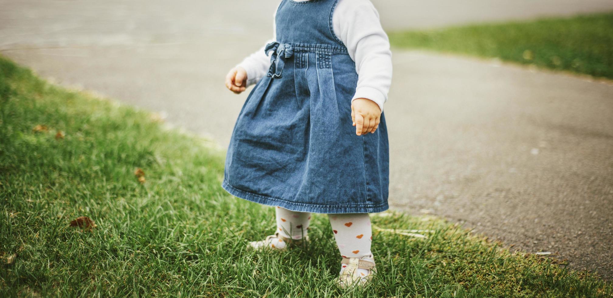 criança em um vestido jeans foto