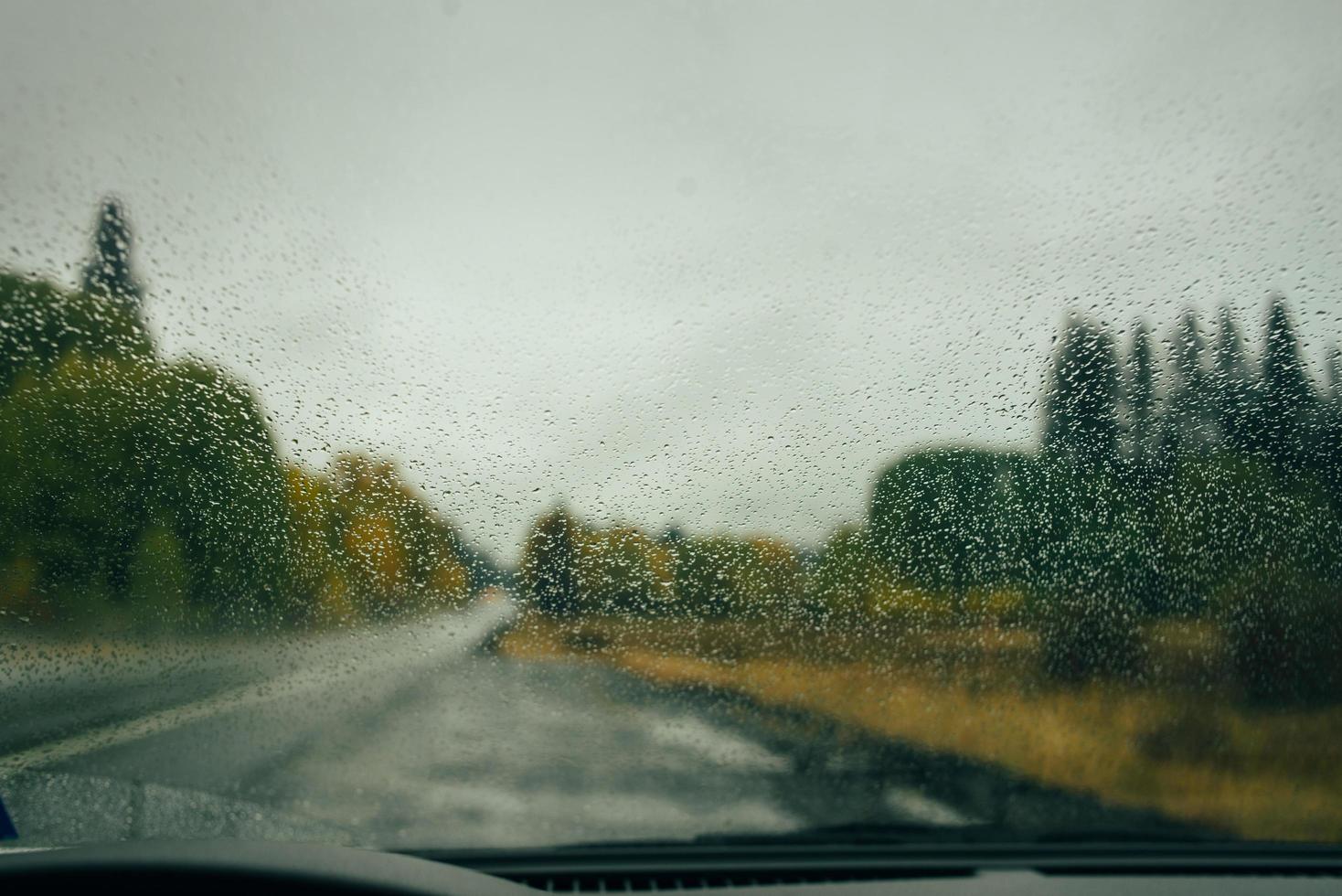 gotas de chuva no pára-brisa foto