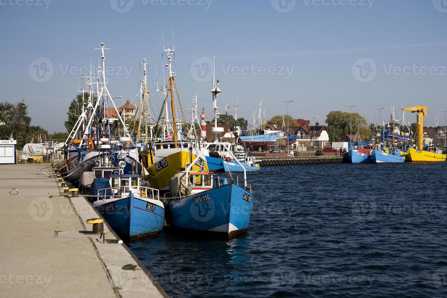 velho operacional pescaria barcos em uma ensolarado dia dentro a porta do Polônia foto