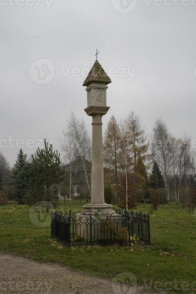 histórico tijolo cristão capela dentro a campo em a outono dia foto