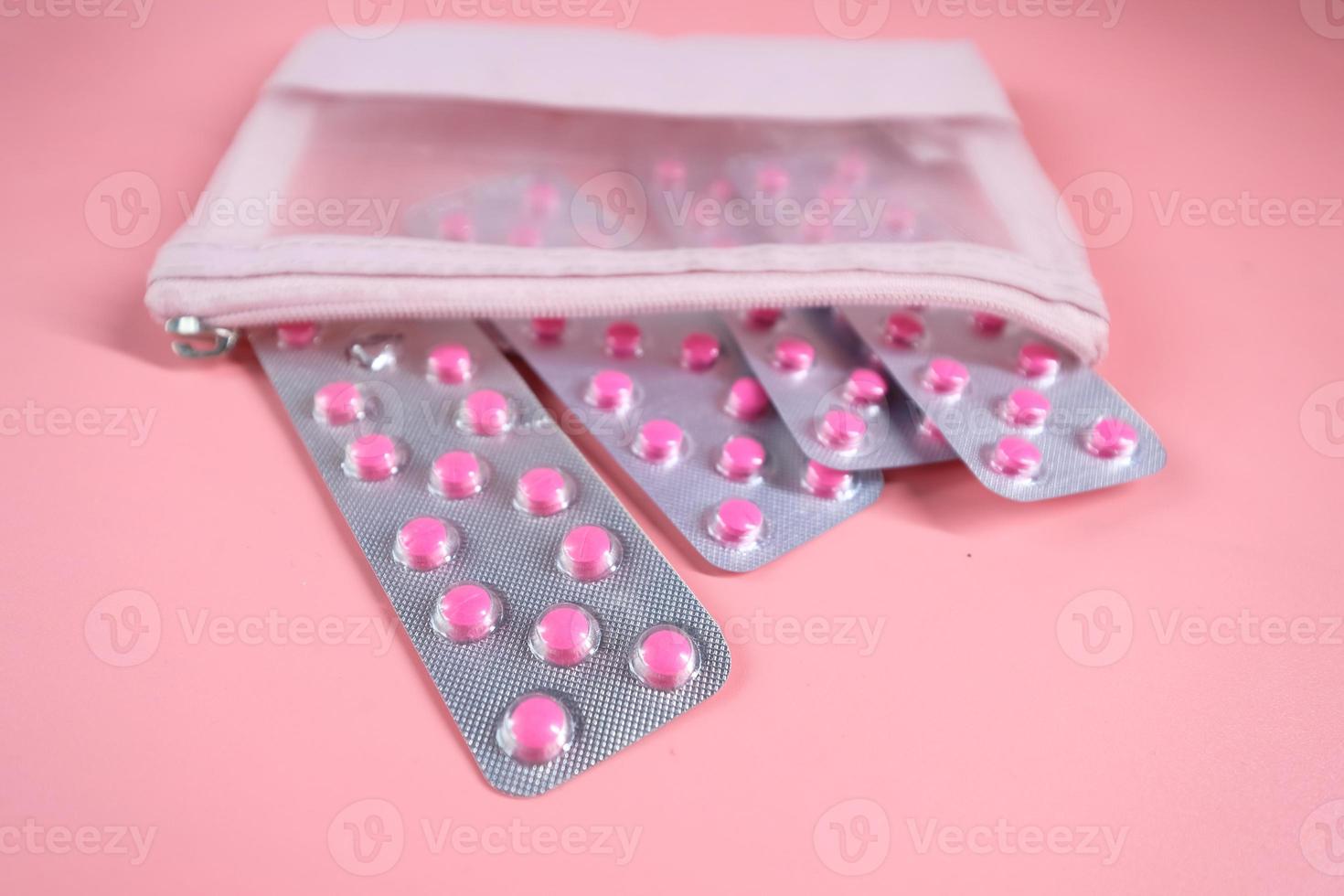 close up de embalagens de bolha em fundo rosa foto