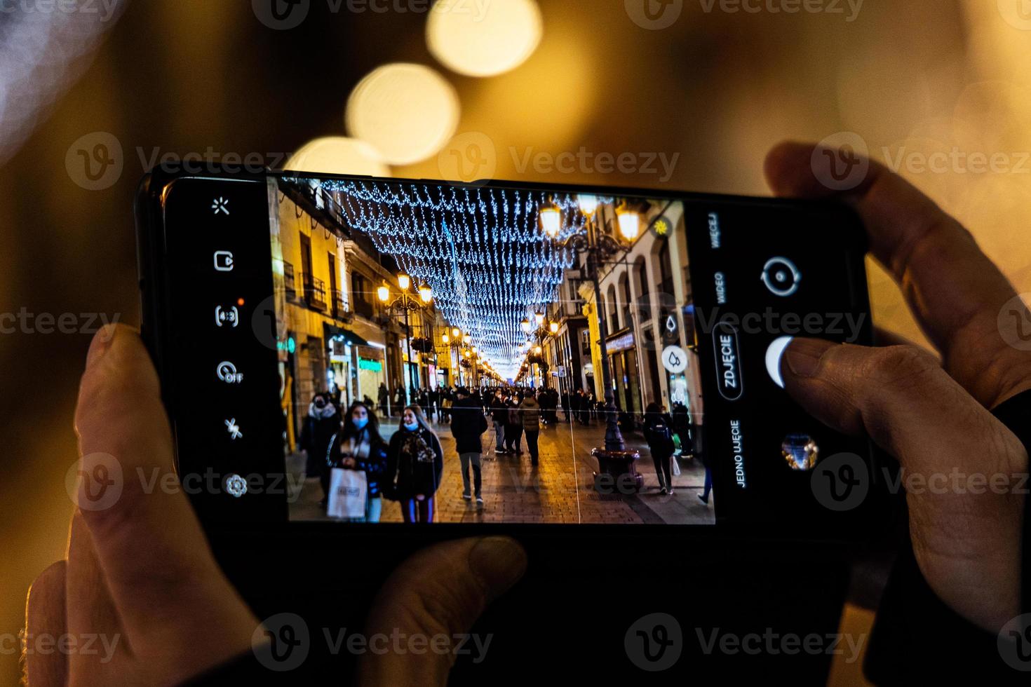 lindo original Natal iluminação às noite dentro a espanhol cidade do Saragoça foto dentro Smartphone