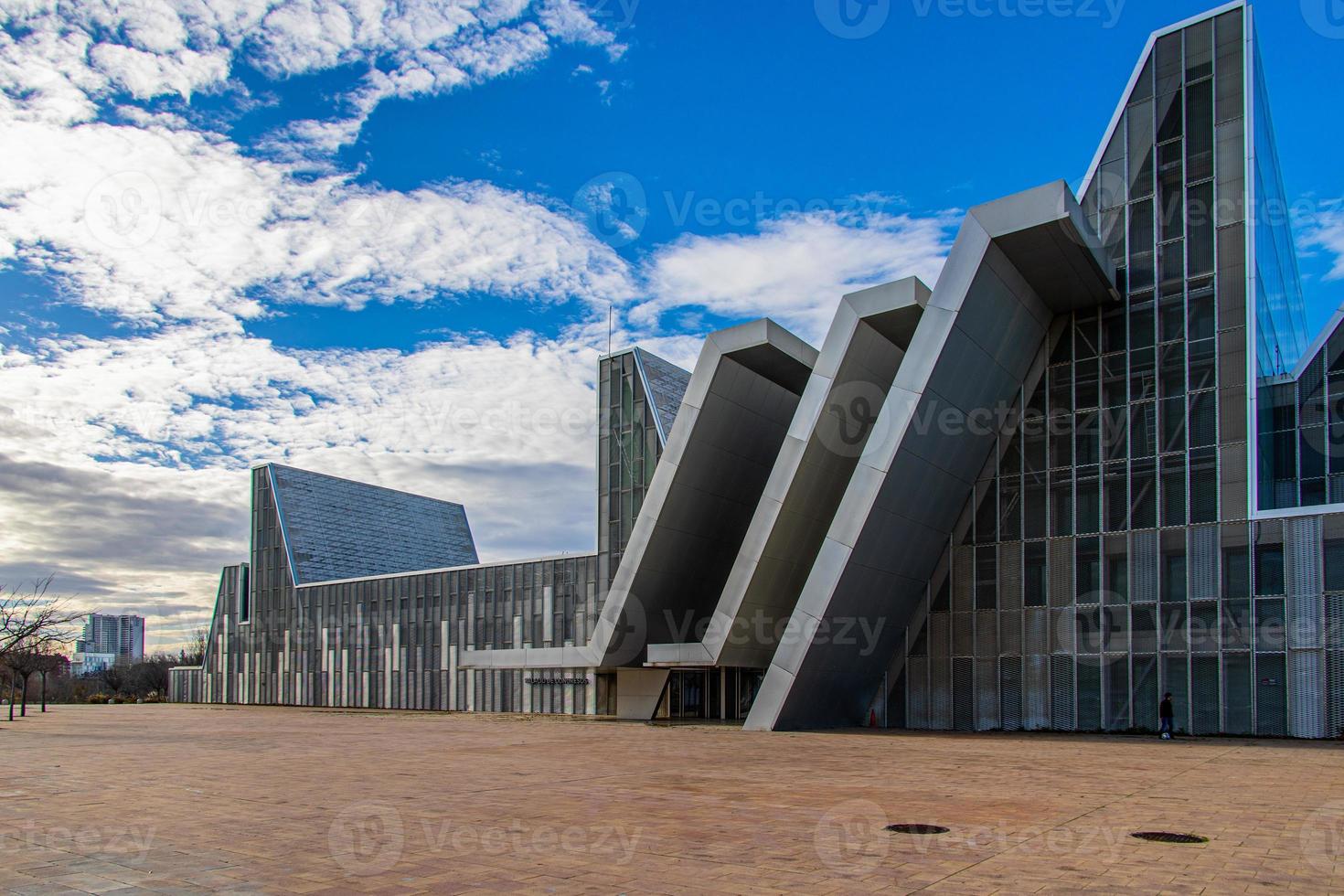 urbano panorama do Zaragoza dentro Espanha com moderno arquitetura a partir de expo 2008 foto