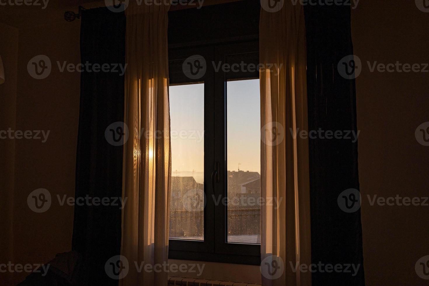 janela em uma ensolarado manhã com branco cortinas fundo foto