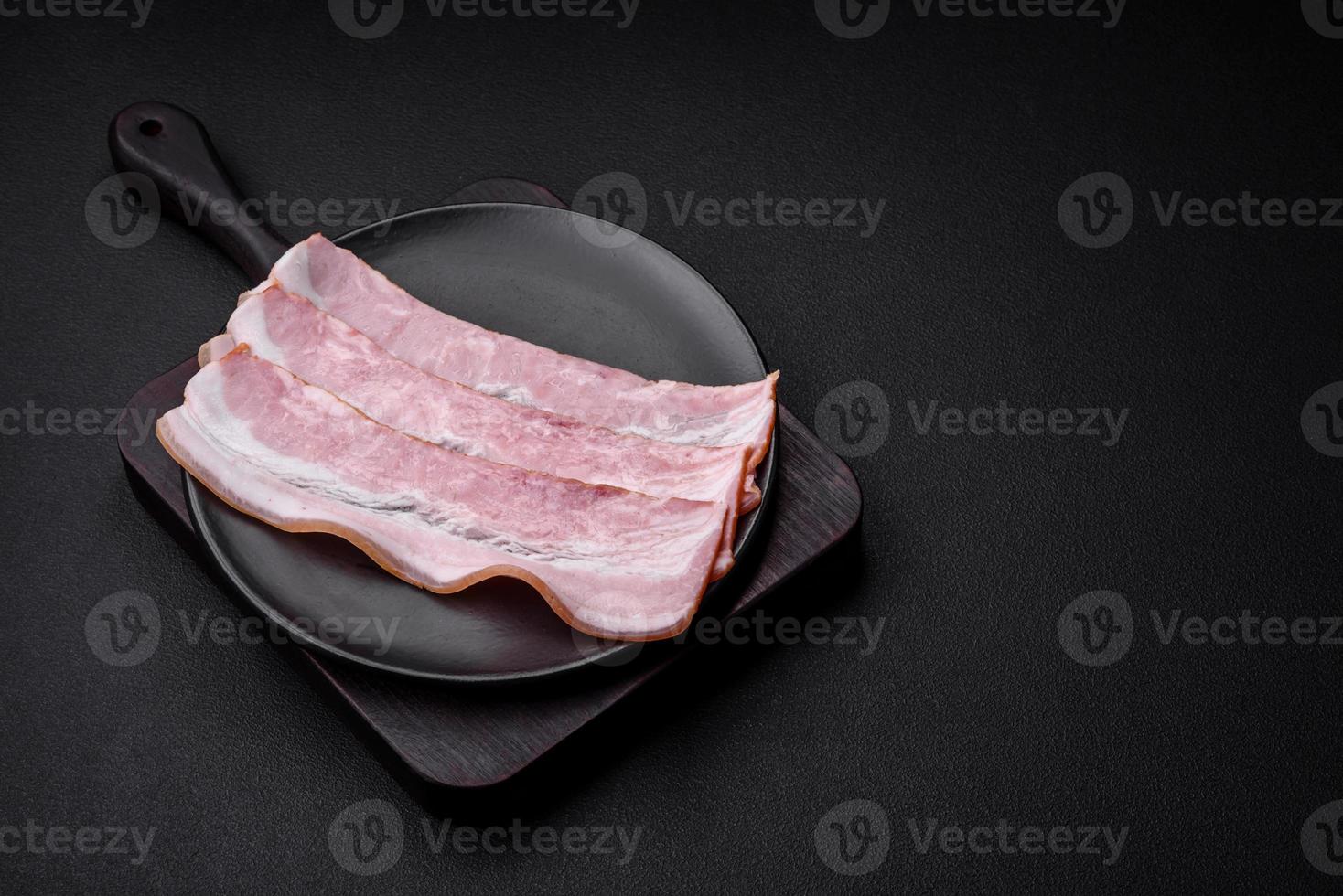 delicioso fresco bacon listras com especiarias e sal foto