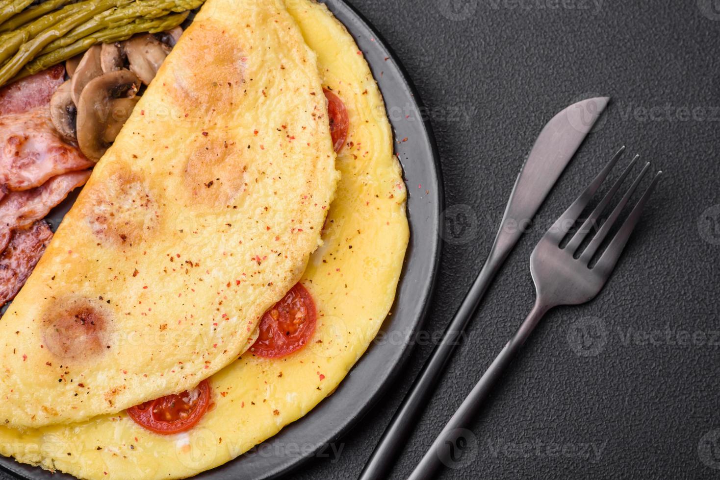 delicioso fresco omelete com cereja tomates, bacon, espargos e especiarias foto