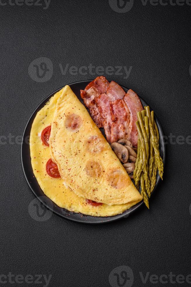 delicioso fresco omelete com cereja tomates, bacon, espargos e especiarias foto