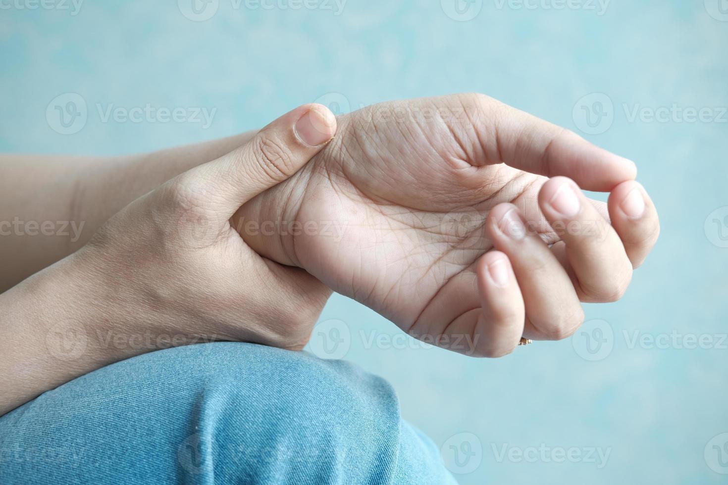 mãos de mulher sofrendo de dor no pulso foto