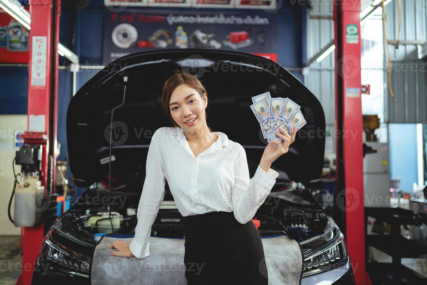 retrato ásia fêmea clientes verificação Cuidado Serviços e reparar carros dentro auto reparar garagem foto