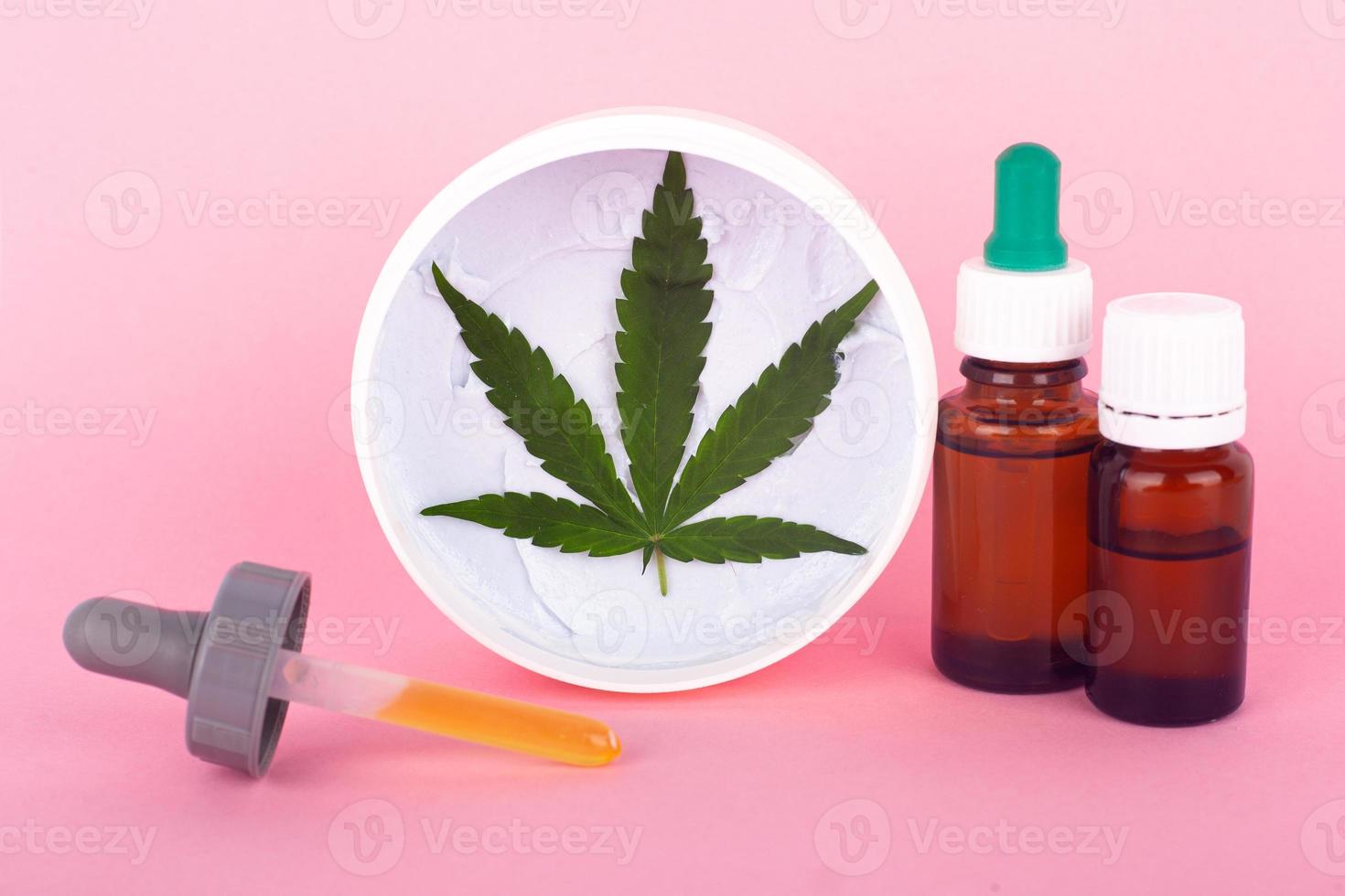 medicamentos de extrato de maconha em fundo rosa foto