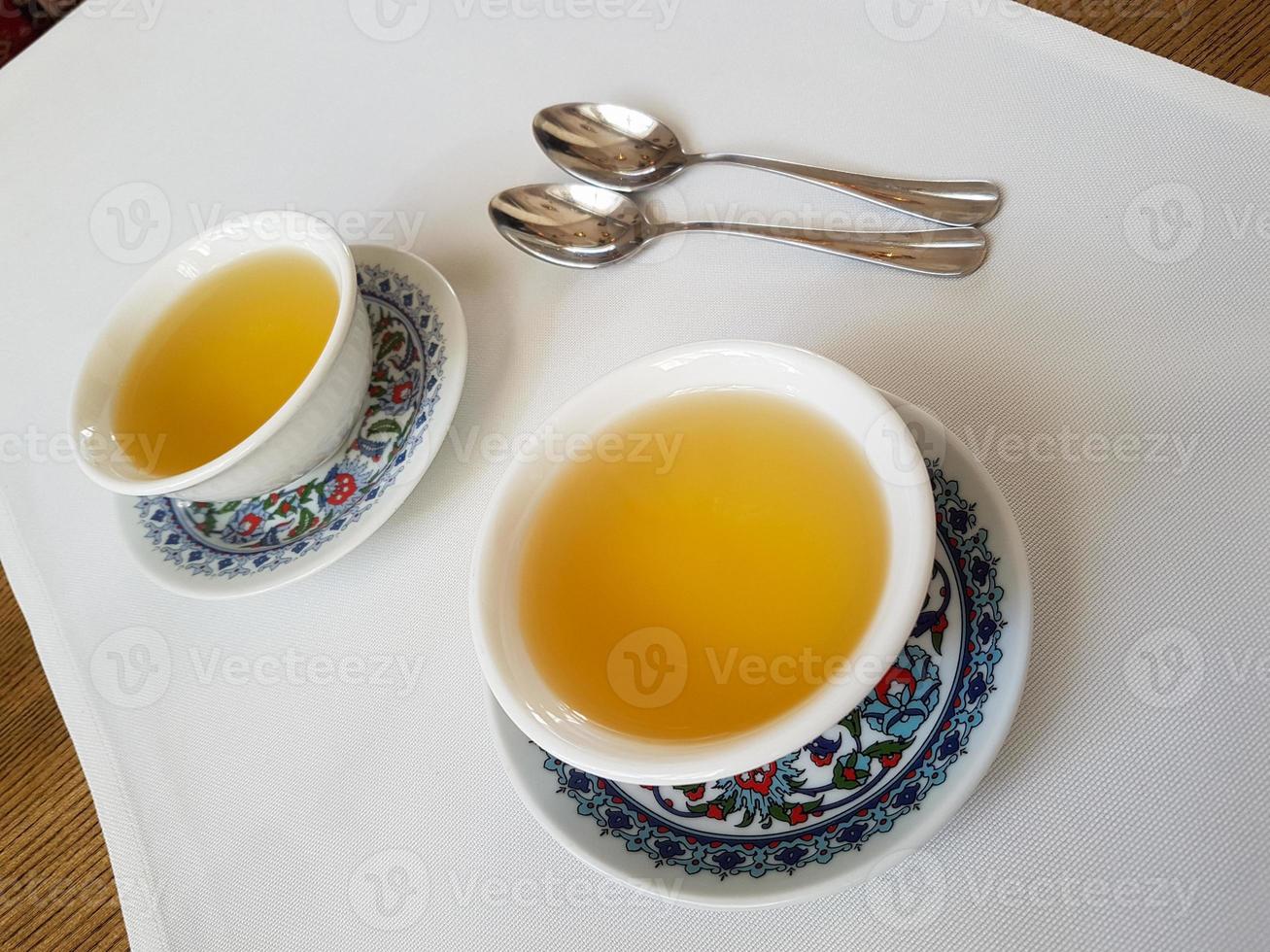 dois chá taças dentro uma restaurante foto