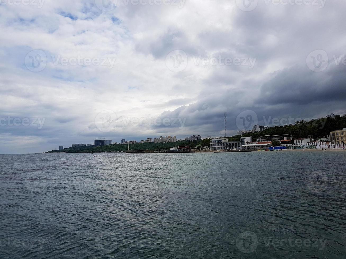 marinha mar com calma água e branco nuvens foto