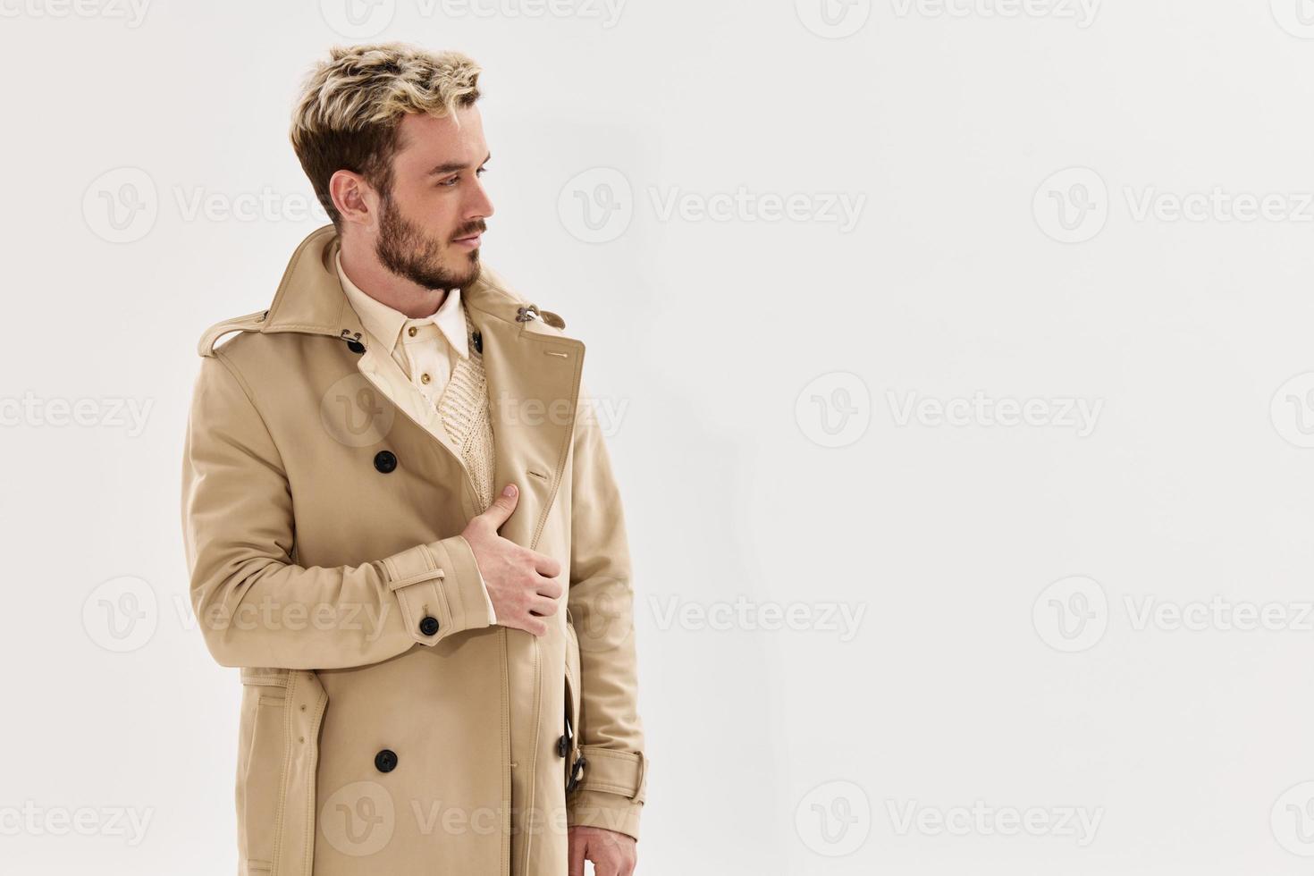 bonito homem dentro uma casaco elegante Penteado outono estilo cópia de espaço foto