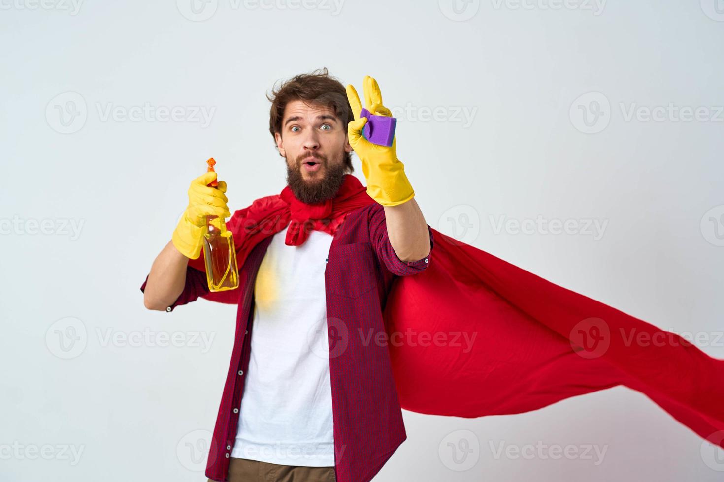 homem vermelho capa de chuva profissional dever de casa higiene luvas foto