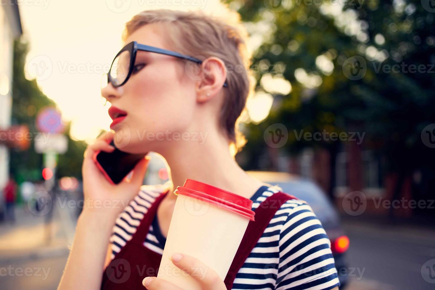 bonita mulher ao ar livre cidade andar moda lazer foto