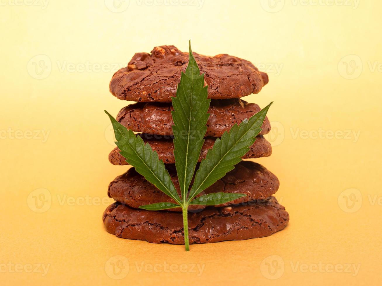 biscoitos comestíveis medicinais com maconha em fundo amarelo foto