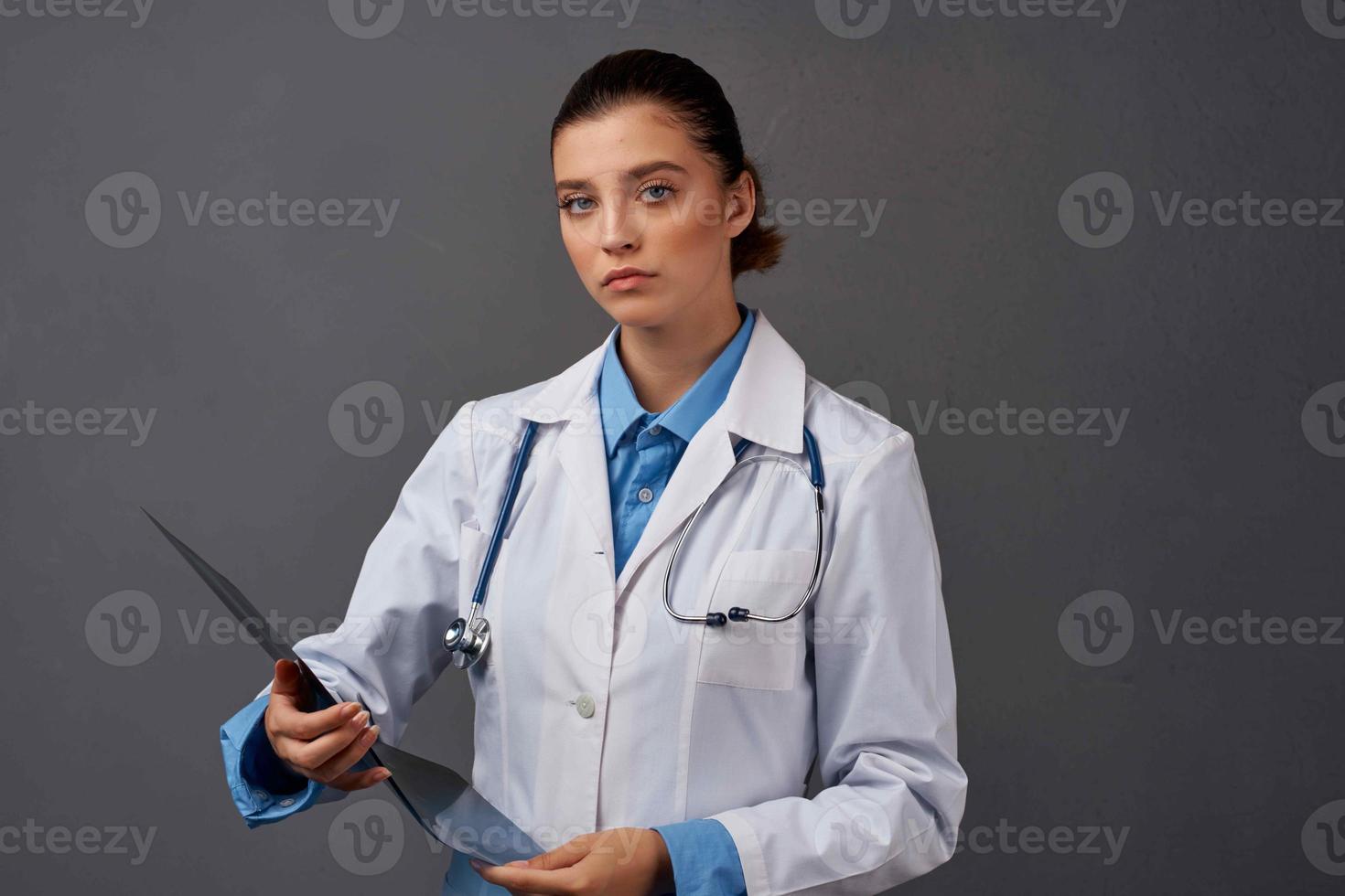 mulher médico dentro casaco raio X diagnóstico hospital foto