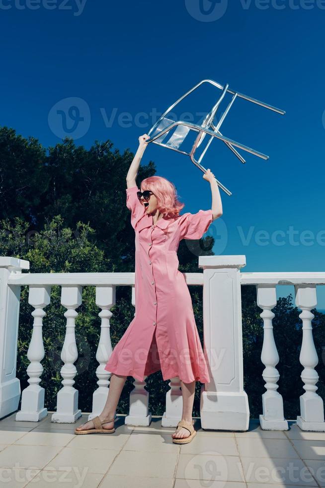 atraente mulher gesticulando com mãos vintage estilo posando ensolarado dia foto