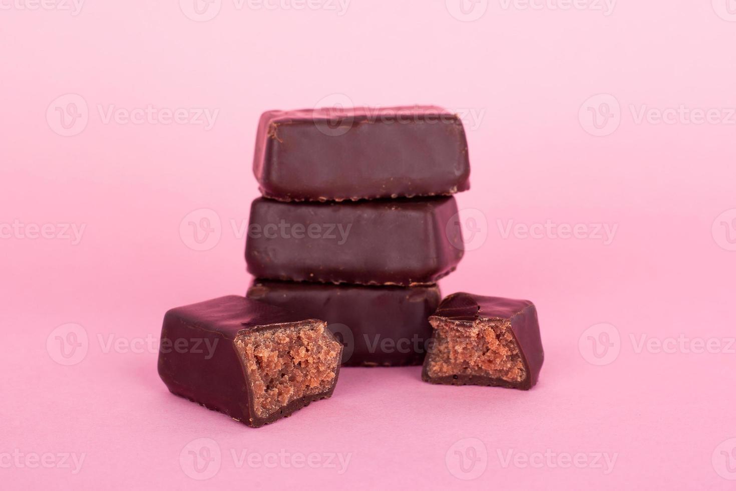 bombons de chocolate em um fundo rosa foto