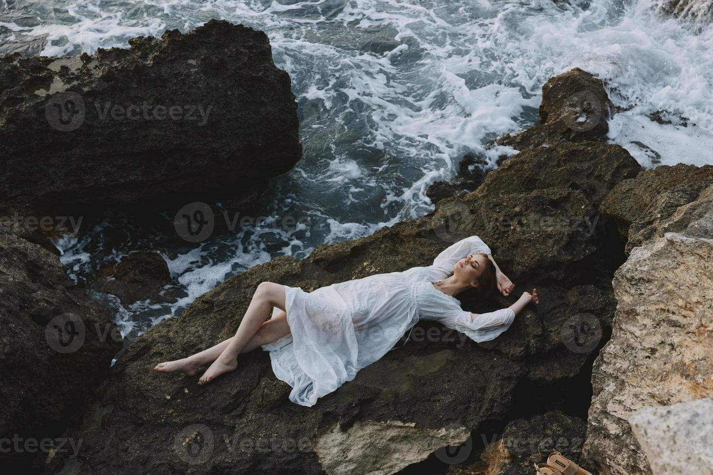 lindo mulher dentro branco Casamento vestir em mar costa molhado cabelo natureza panorama foto