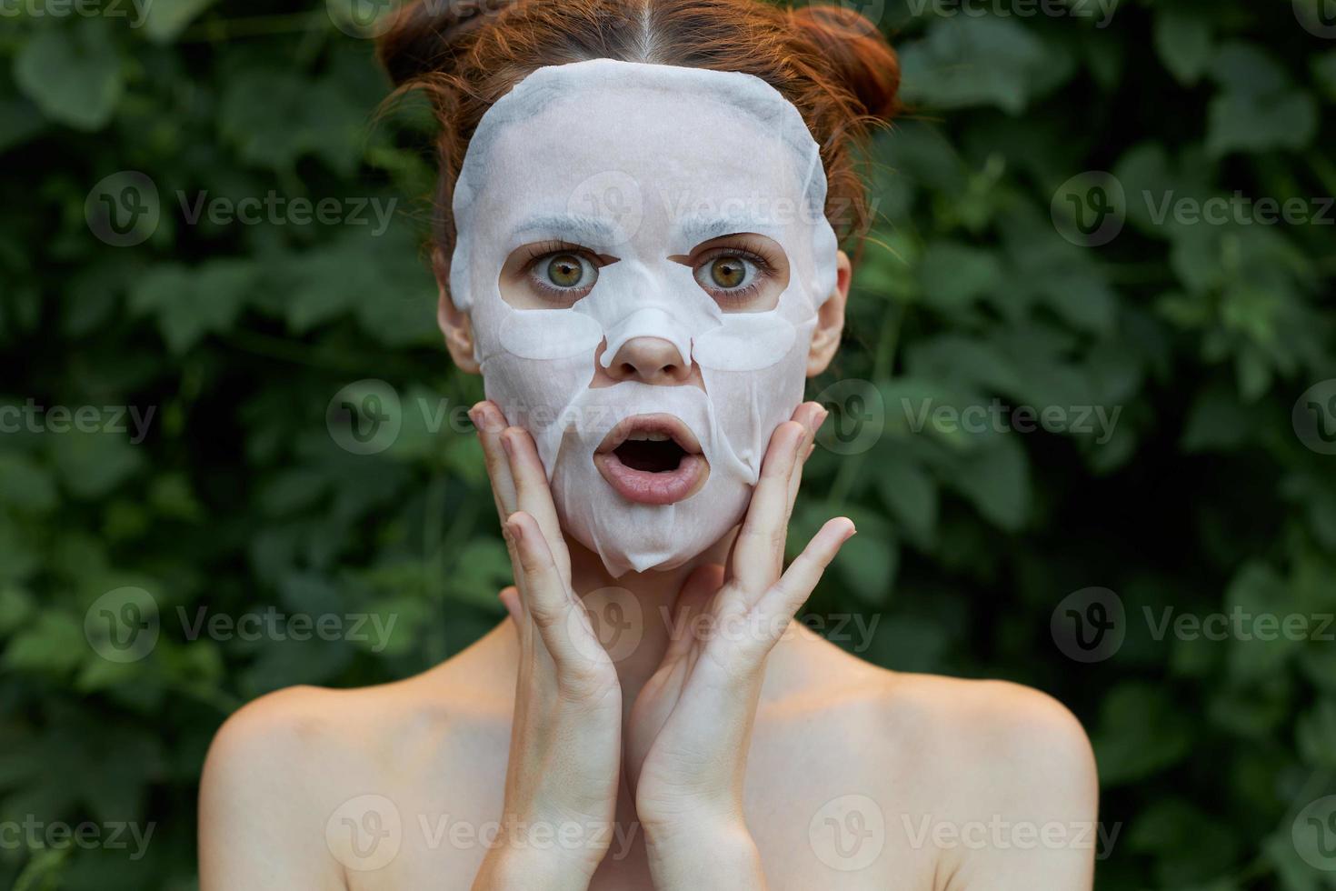 retrato do uma menina anti-rugas mascarar rejuvenescimento toque seu face com seu mãos foto