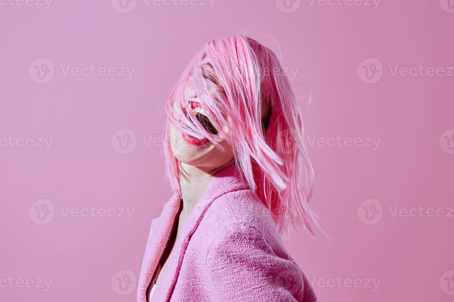 bonita mulher dentro Rosa rir blazer cosméticos isolado fundo foto