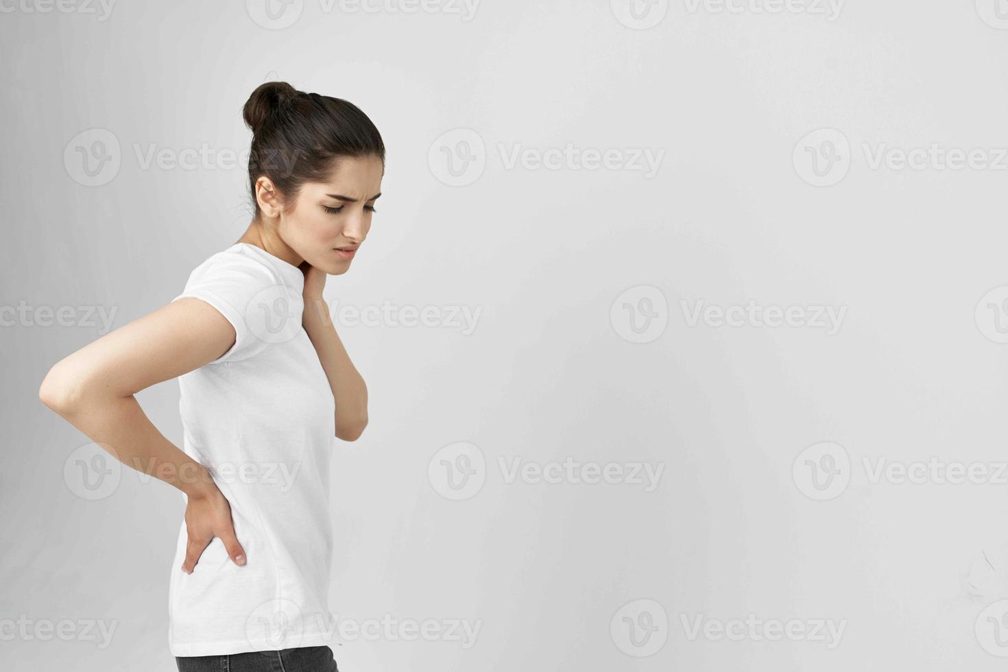 mulher dentro branco camiseta saúde problemas costas dor foto