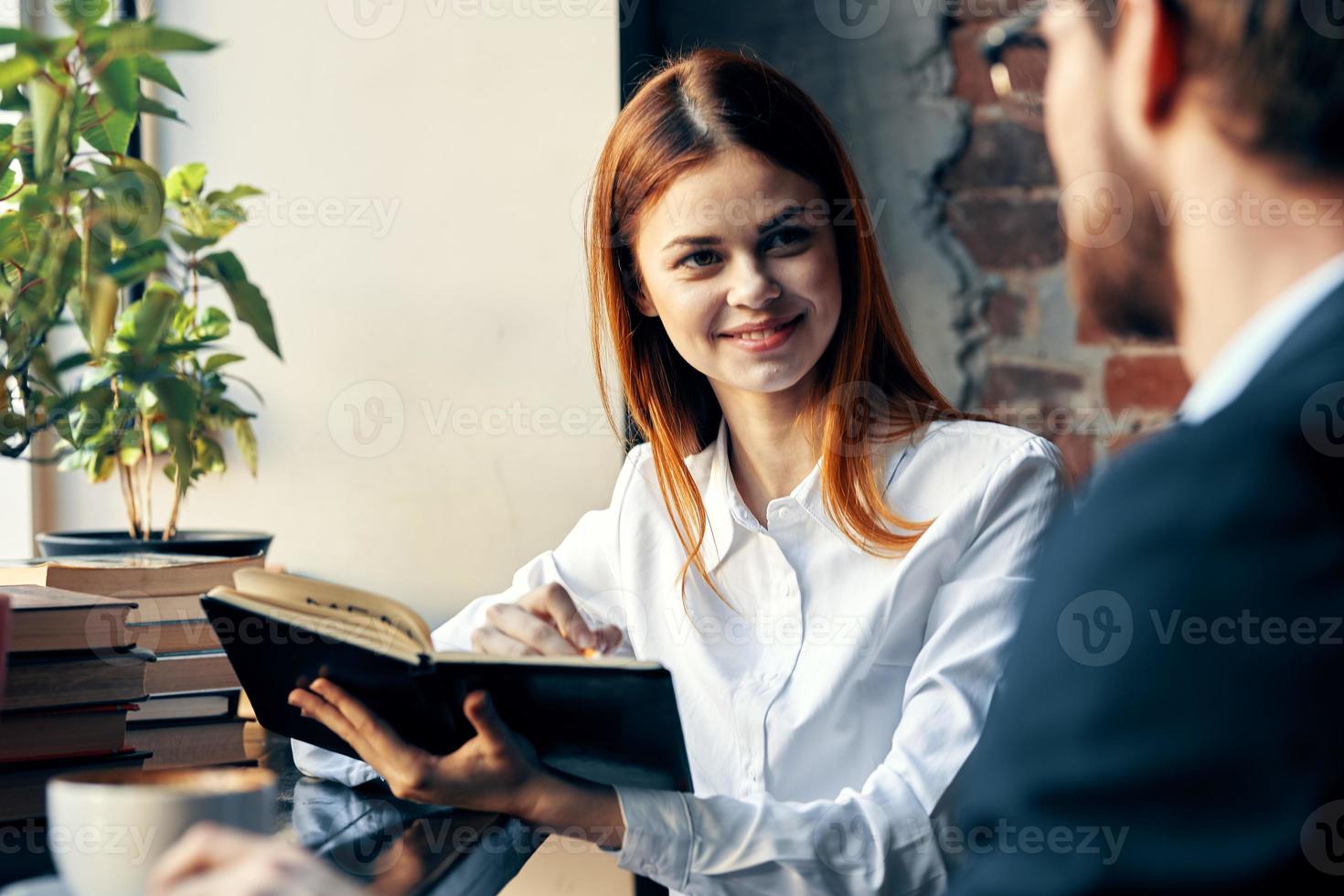 o negócio homem e mulher conversando dentro uma cafeteria trabalhos estilo de vida foto