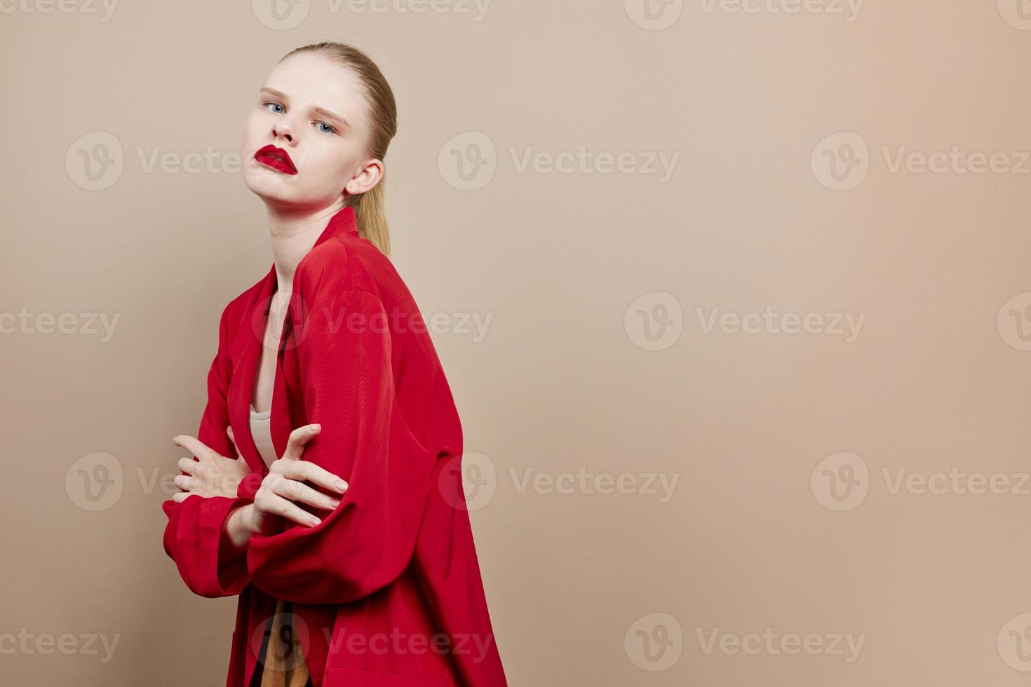 bonita mulher cosméticos vermelho lábios moda estúdio modelo inalterado foto