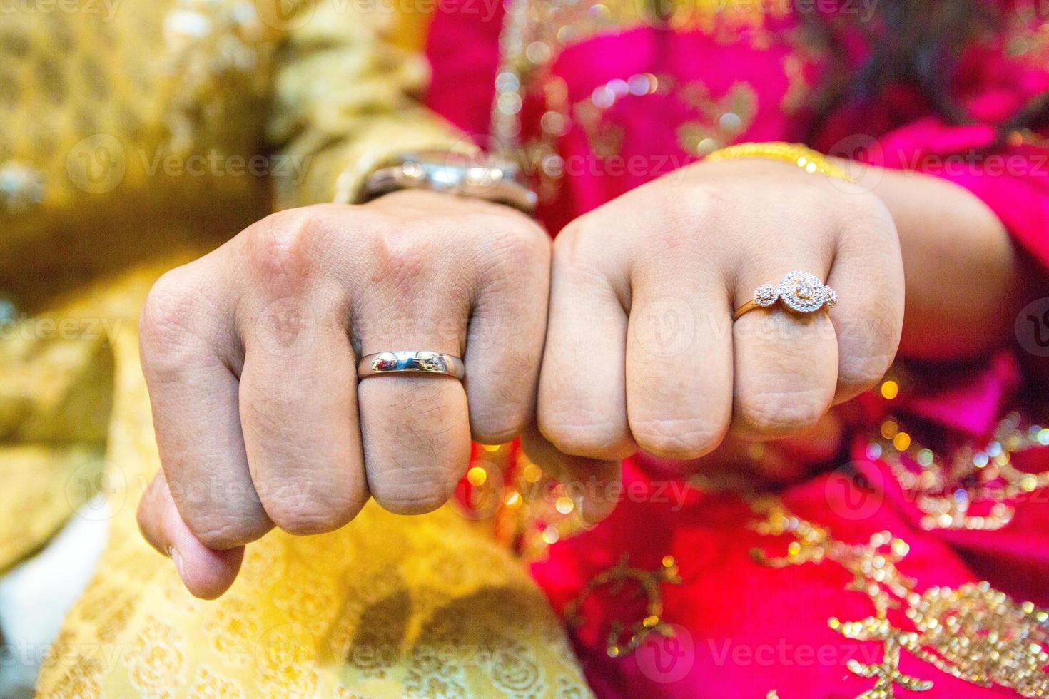 casado casal mostrando seus Casamento argolas às Bangladesh. fechar acima imagem. foto