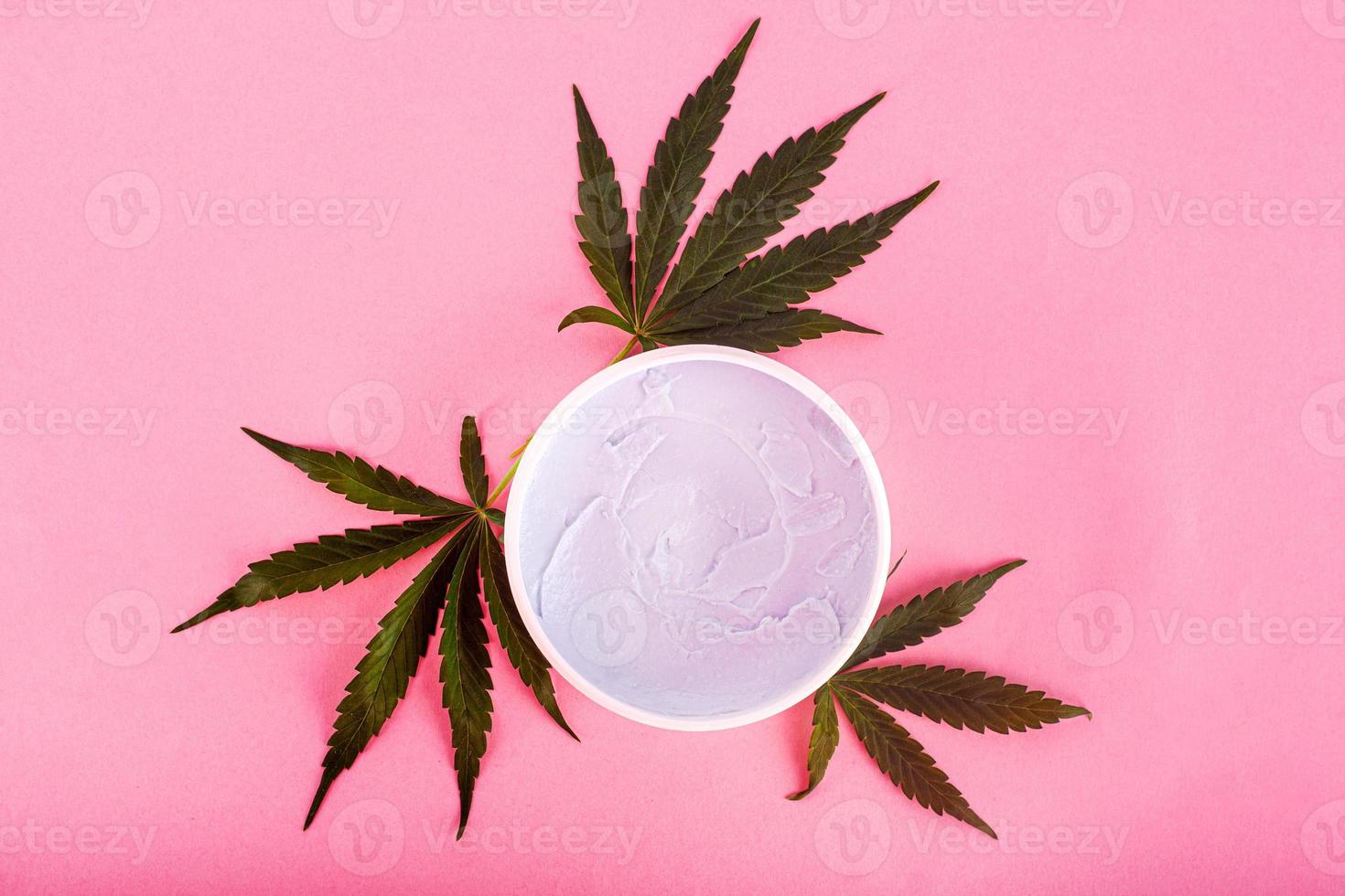 cosméticos naturais de maconha orgânica em fundo rosa foto