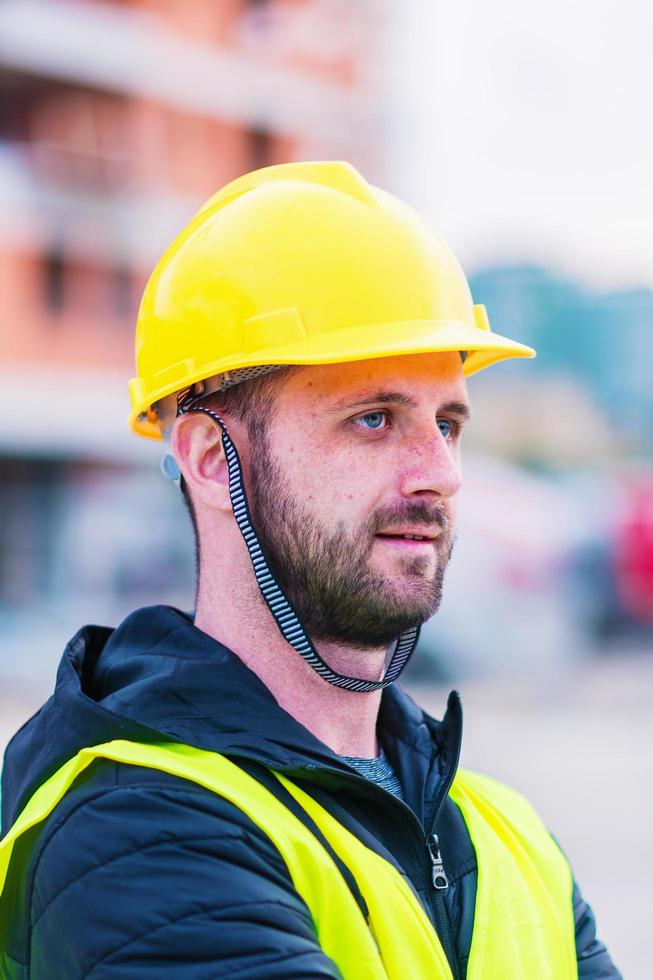 retrato de trabalhador da construção civil no canteiro de obras foto