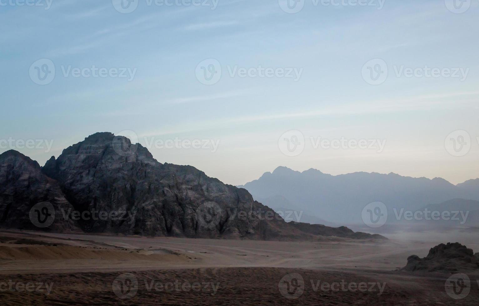 deserto rochoso ao anoitecer foto