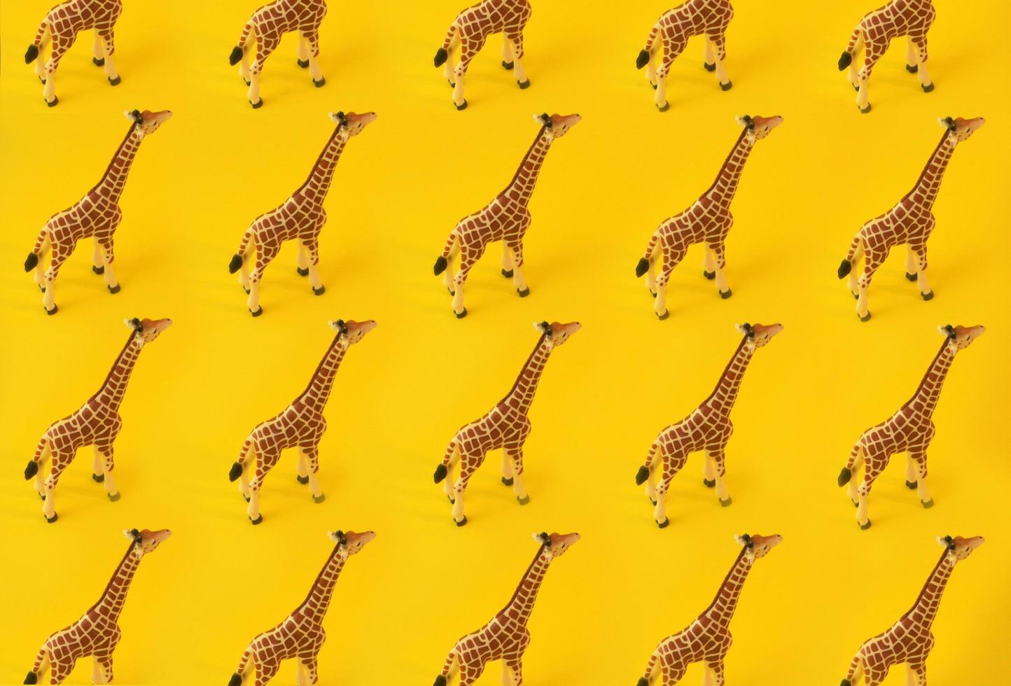 padrão de textura girafa em fundo amarelo vívido. foto do conceito criativo.