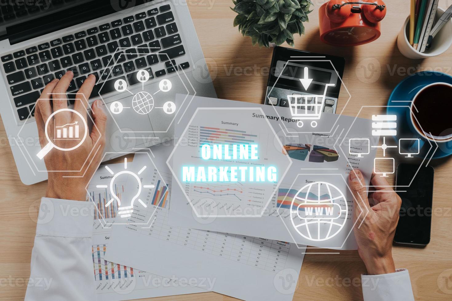 conectados marketing propaganda social meios de comunicação conceito, topo Visão do homem de negocios analisando o negócio gráficos e gráficos com conectados marketing ícone em virtual tela. foto