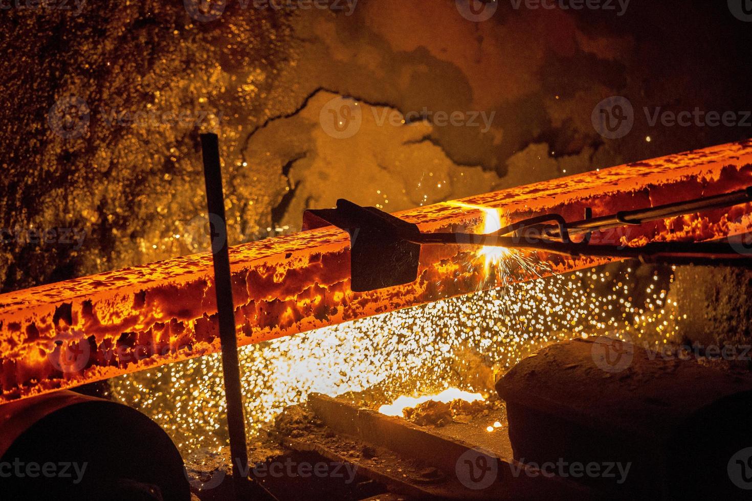 gás corte do a quente metal dentro aço plantar às demra, daca, Bangladesh foto