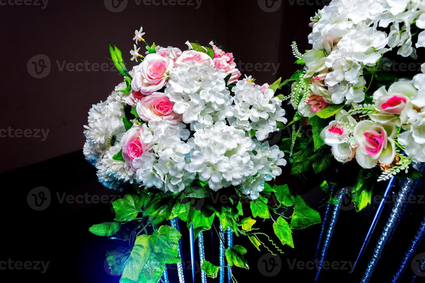 branco e verde cor Sediada artificial plástico flores uma ramalhete. Casamento decoração. foto