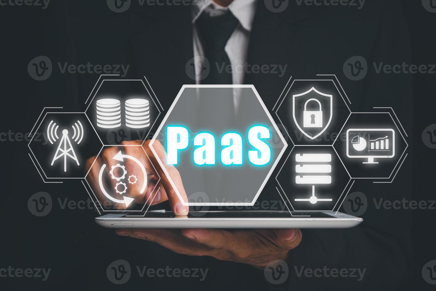 paas - plataforma Como uma serviço, homem de negocios trabalhando em digital tábua com paas ícone em vr tela em escrivaninha fundo, Internet tecnologia e desenvolvimento conceito. foto