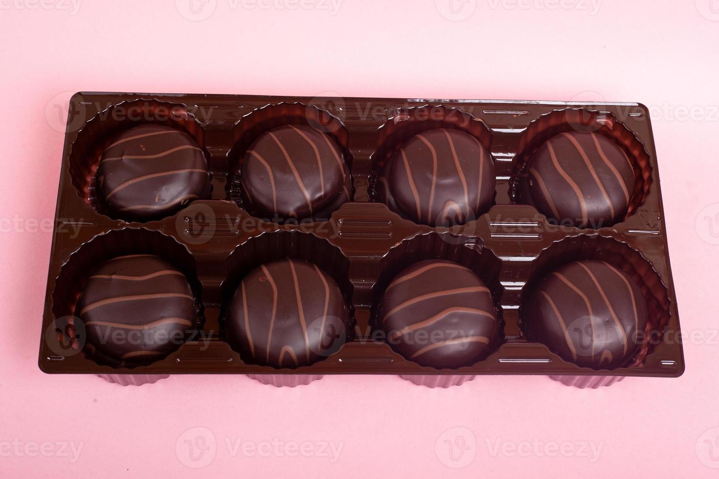 biscoitos de chocolate em um fundo rosa foto