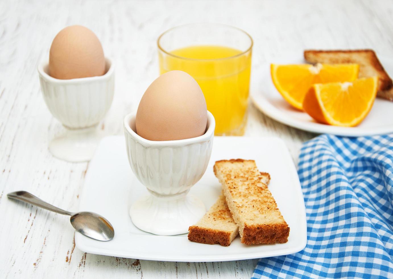 ovos cozidos no café da manhã em uma velha mesa de madeira foto